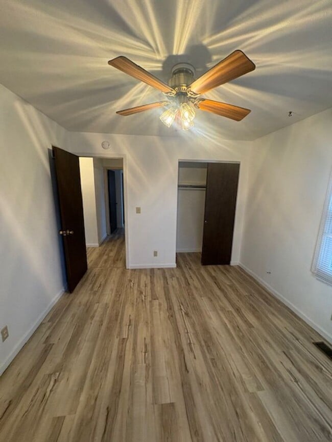 Building Photo - 737-737 E Gift Ave