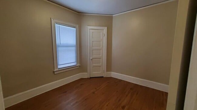 Building Photo - Recently Updated 2 Bedroom Upper Duplex wi...