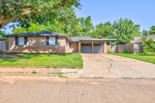 Building Photo - Spacious Elegance: Open Floor Plan, Dual V...