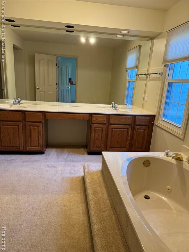 Building Photo - 39484 Village Run Dr