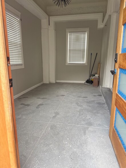 Building Photo - 1629 Netherwood Ave