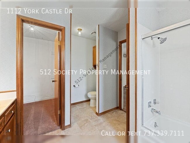 Building Photo - 1112 York Castle Dr
