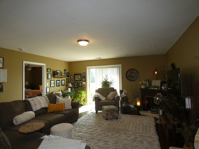 Building Photo - 655 N Edgemere Dr