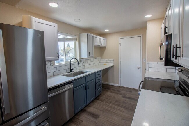 Building Photo - MOVE IN SPECIAL IF YOU SIGN LEASE BY 4/15/2026!!!!!!! Newly Updated 3/2 Home in SW Redmond