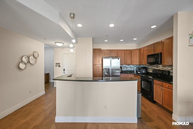 Building Photo - Charming 1.5BR Condo in Englewood