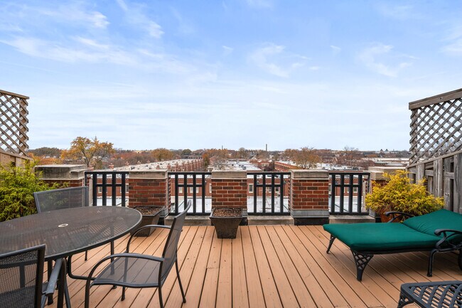 Building Photo - 2600 N Southport Ave