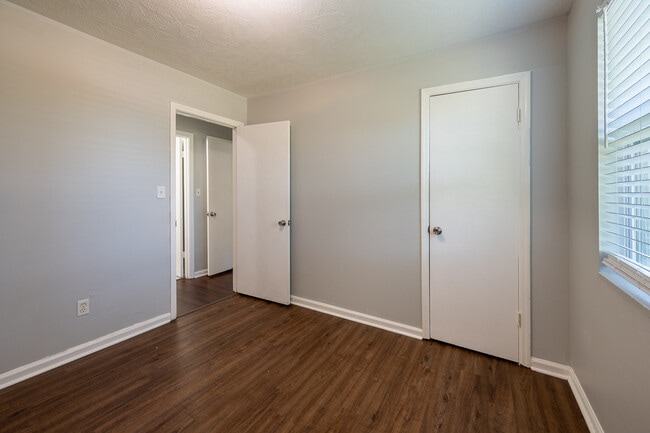 Building Photo - 2305 Oketo Dr