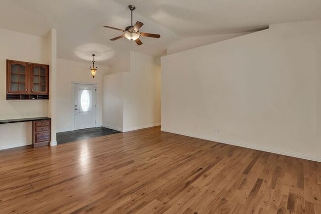 Building Photo - Beautiful and Spacious 4Bd 3.5Bath Home in...