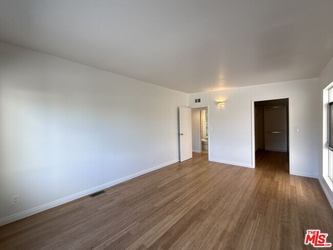 Building Photo - 2243 Silver Ridge Ave