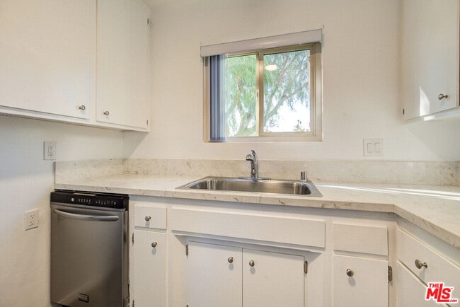 Building Photo - 2230 Redondo Blvd