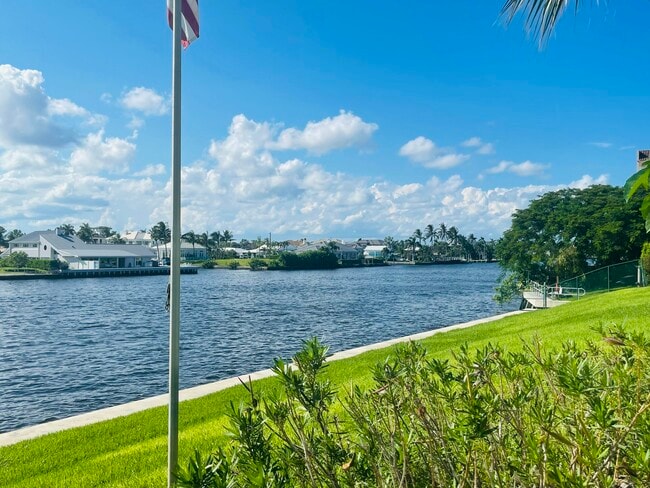 Building Photo - 1237 Hillsboro Mile