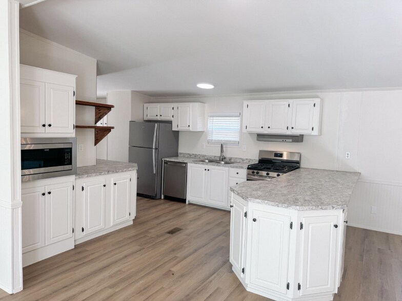 Building Photo - 512 Rock Creek Rd