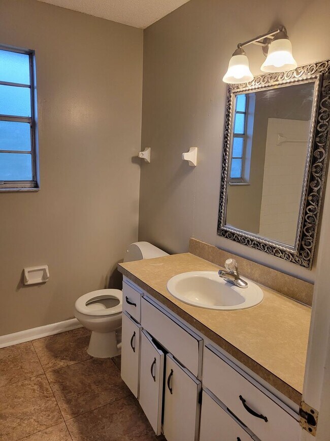 Building Photo - $1095 - 2/1.5 - Arlington - Super Cute - Great Location