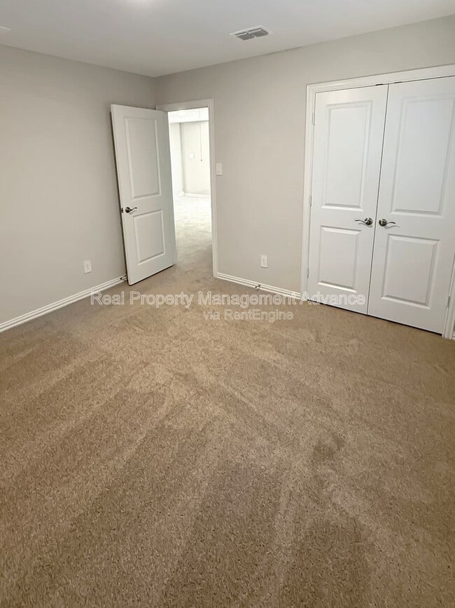 Building Photo - 614 Clover Crk Dr