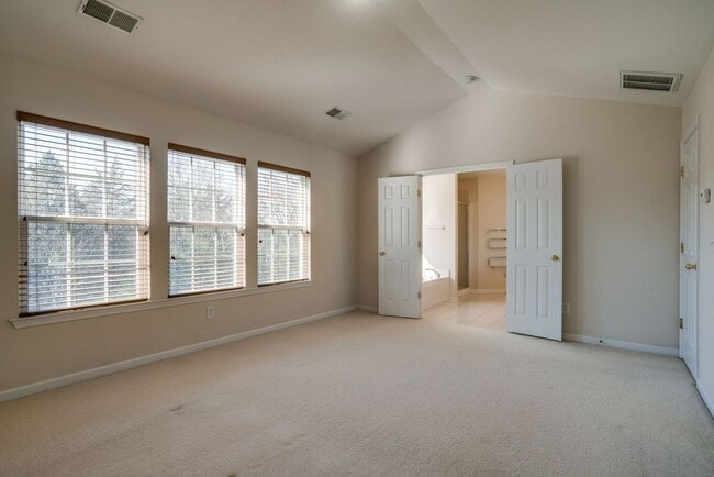 Building Photo - AVAILABLE NOW! 3- or 4-bed/3.5-bath in Bre...