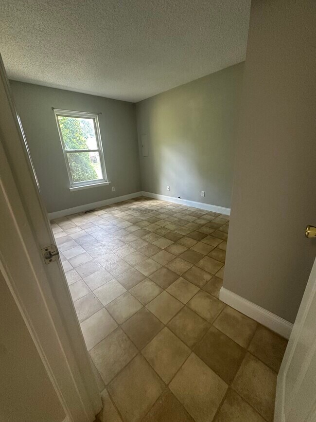 Building Photo - 16 Woodside Ln
