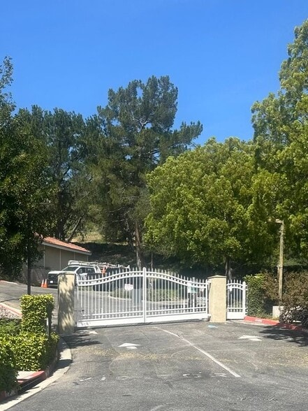 Building Photo - 2731 Erringer Rd