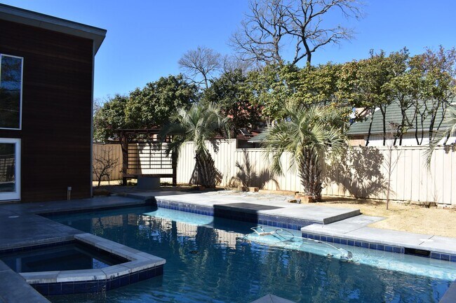 Building Photo - Modern home with pool in Arlington