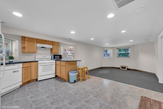 Building Photo - 2208 W Iowa St