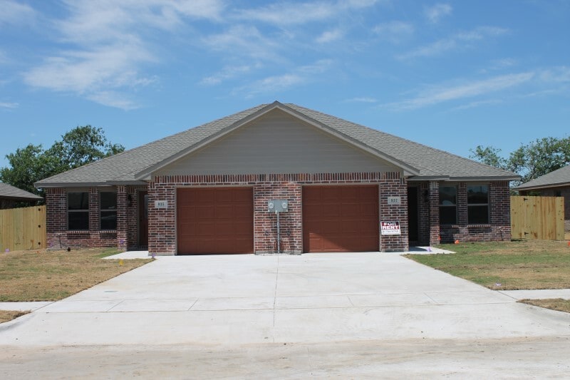 Building Photo - 935 /937 Robineta Ln