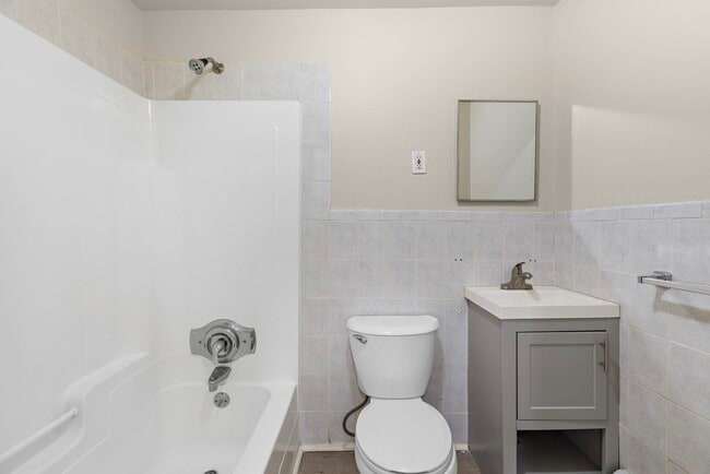 Building Photo - 201 16th St