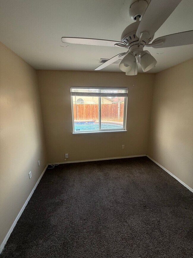 Building Photo - Cozy 3-Bedroom, 2-Bathroom Home in the Cam...