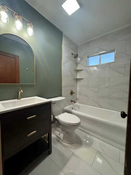 Building Photo - 828 N 41st Ave