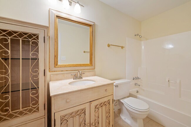 Building Photo - 2 Bed/2 Bath Apartment Located in The Highly Desirable Village District.