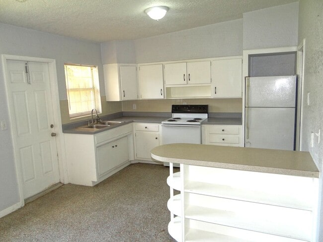 Building Photo - 2 bed, 1.5  bath in a quiet neighborhood
