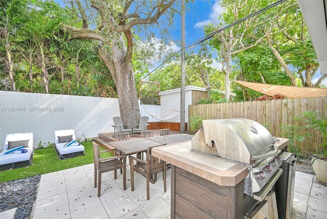 Building Photo - 150 NE 50th St