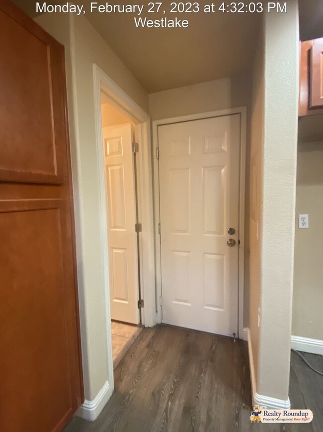 Building Photo - Pristine Condo with New Carpet and Dual Master Suites