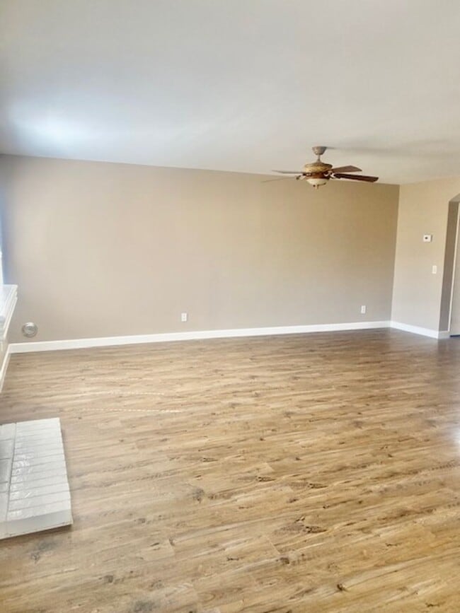 Building Photo - Spacious home/townhome in wonderful neighb...