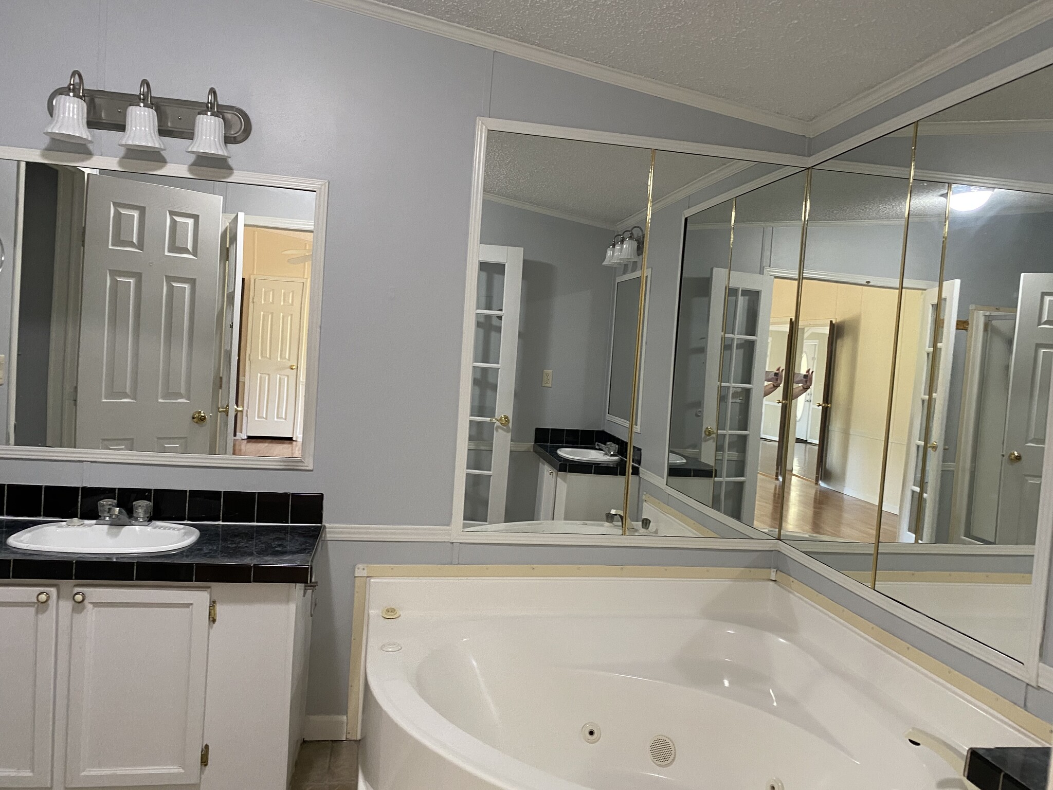 Master bath - 764 Dripping Springs Rd