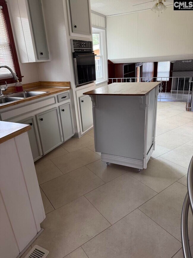 Building Photo - 511 Shady Ln