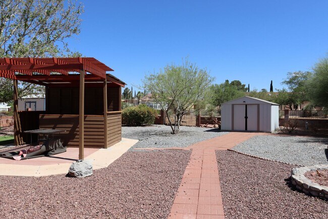Building Photo - Large Home