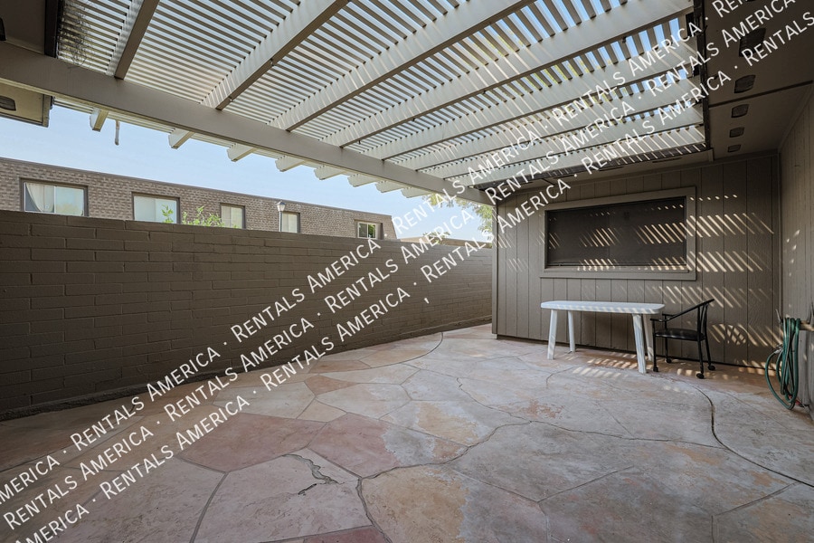 Building Photo - 5005 S Willow Dr