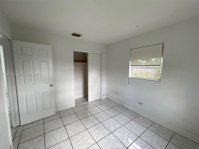 Building Photo - 5751 SW 38th Ct