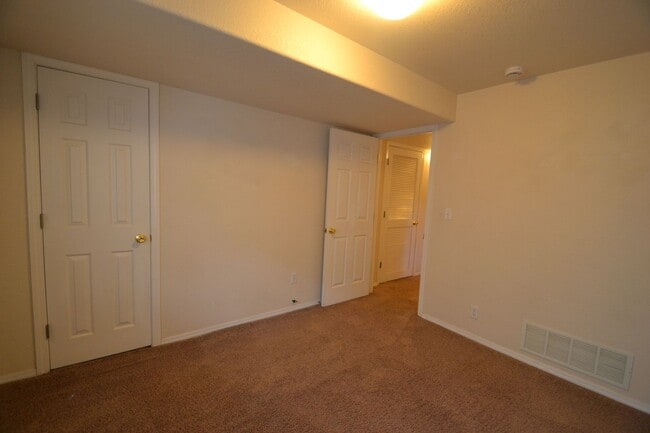 Building Photo - Corner 3 bed, 2.5 Bath Townhome in Distric...