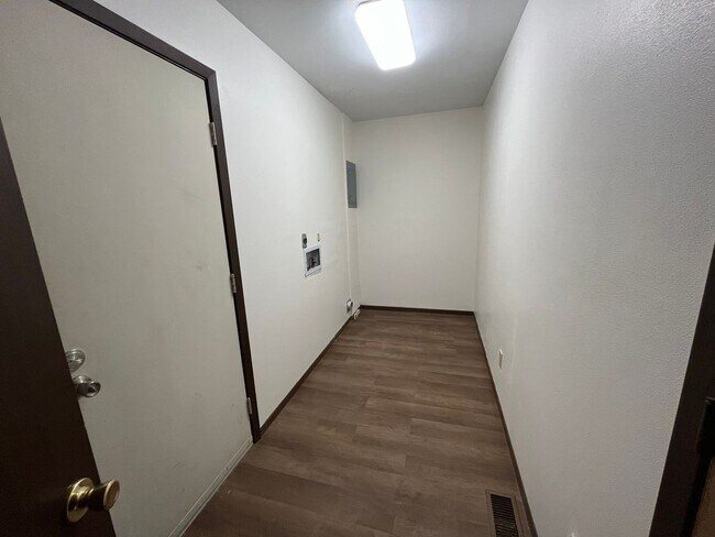 Building Photo - 225 Teakwood Dr