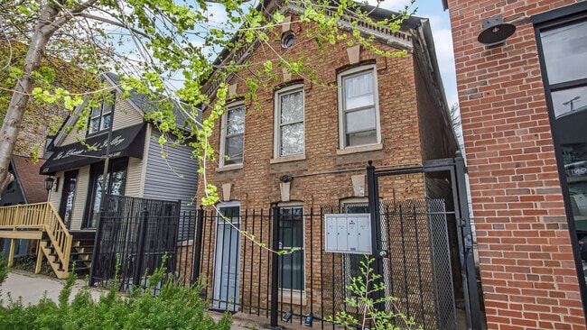 Building Photo - 1472 W Webster Ave