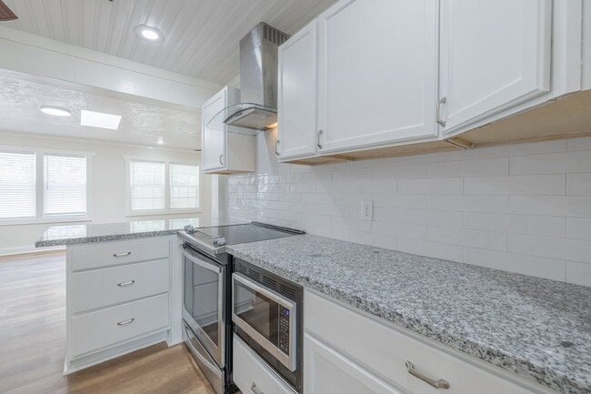 Building Photo - Beautiful Tech Terrace Home! Full of Chara...