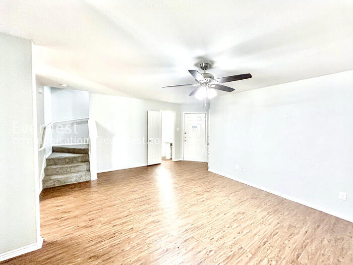 Building Photo - 246 Creek Cove Dr