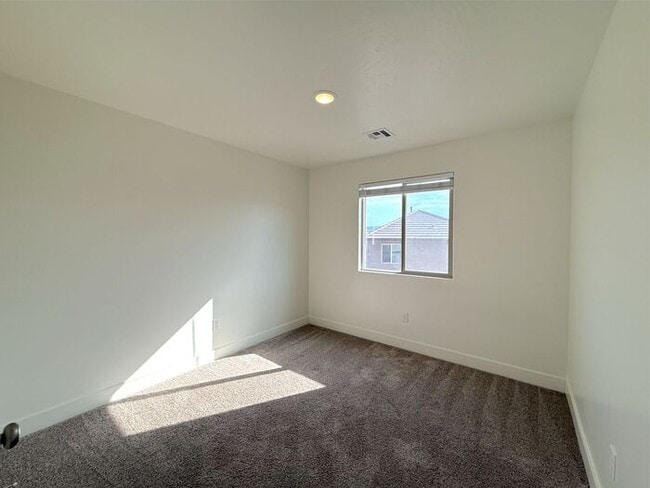 Building Photo - 4 Bed, 2.5 Bath Home with 2 Car Garage