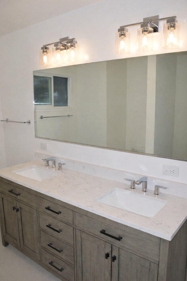 Building Photo - Crest23-25