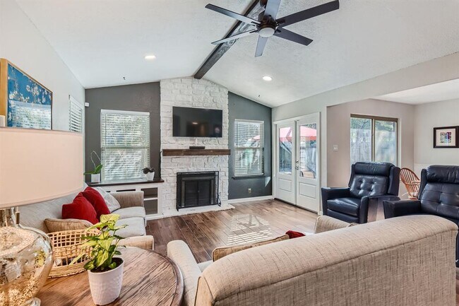 Building Photo - 4910 Pelham Dr