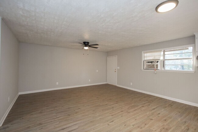 Building Photo - 1013 W Slaton Ave