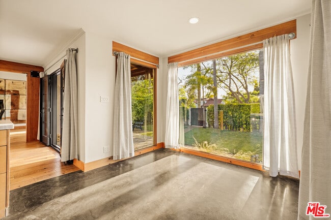 Building Photo - 826 N Kilkea Dr