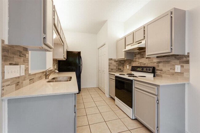 Building Photo - 9100 Mountain Ridge Dr