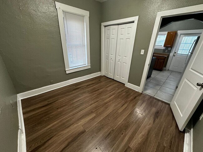 Building Photo - Jackson Heights 3/1 House- Ready Now!