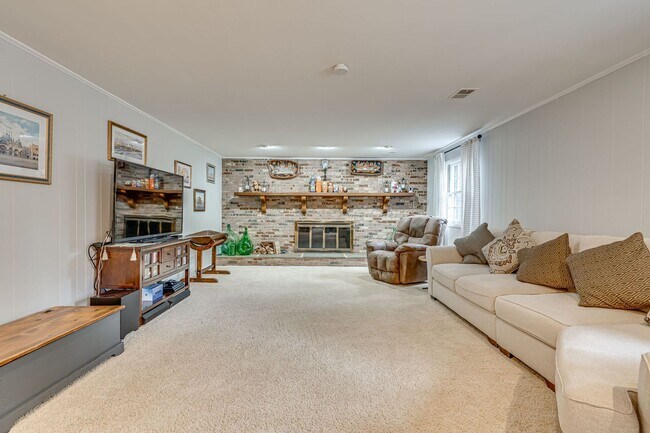 Building Photo - Charming 4 Bed SFH in Alexandria!